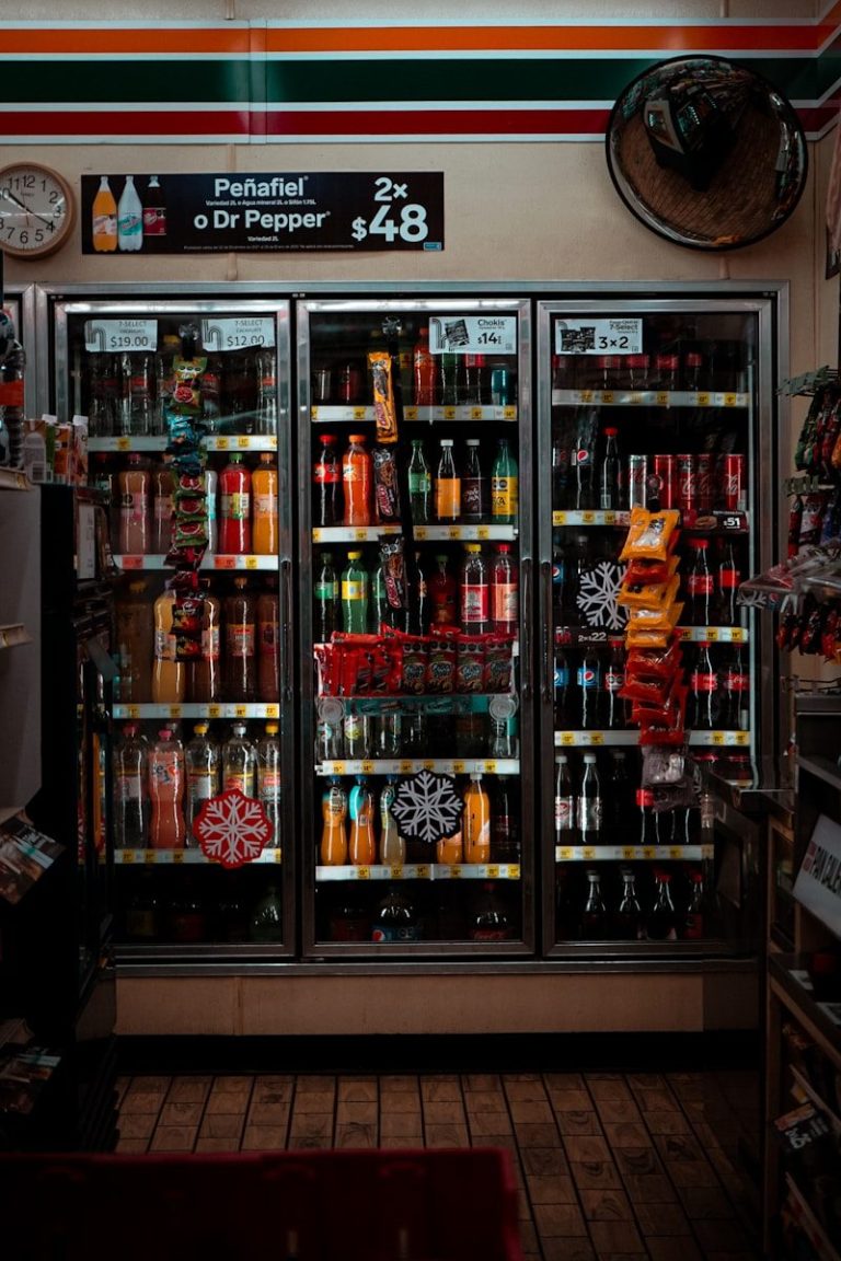 Køleskab med glasdør i café – displaykøleskab til drikkevarer og sandwich i cafémiljø