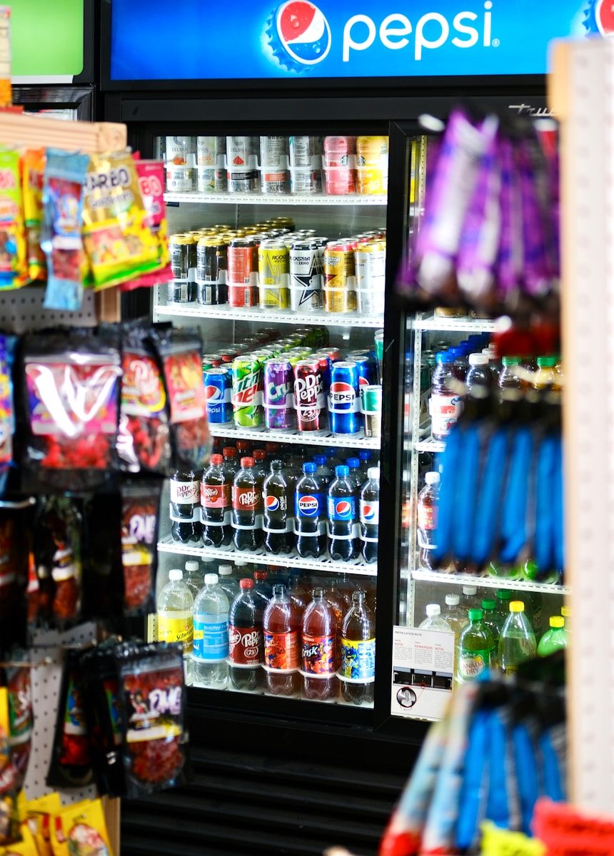 Displaykøleskab med LED-belysning fyldt med drikkevarer – korrekt farvetemperatur fremhæver produkterne