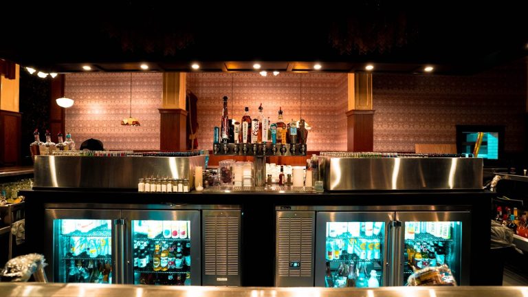 Professionel bar med isterninger til drinks – hvor mange kg is har en restaurant brug for