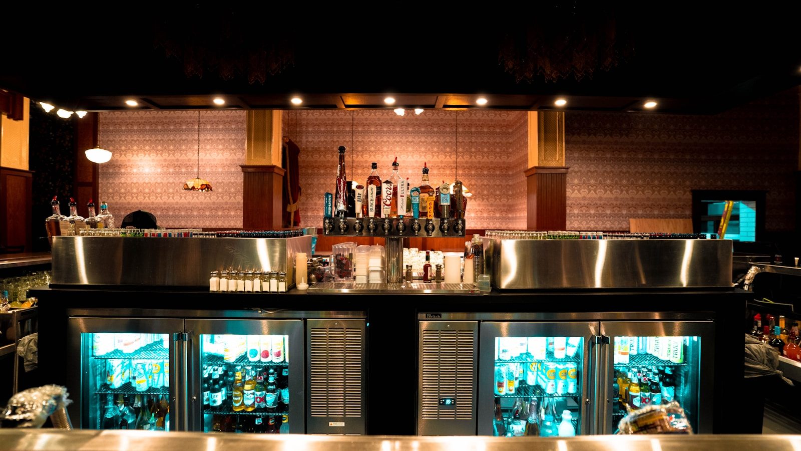Professionel bar med isterninger til drinks – hvor mange kg is har en restaurant brug for