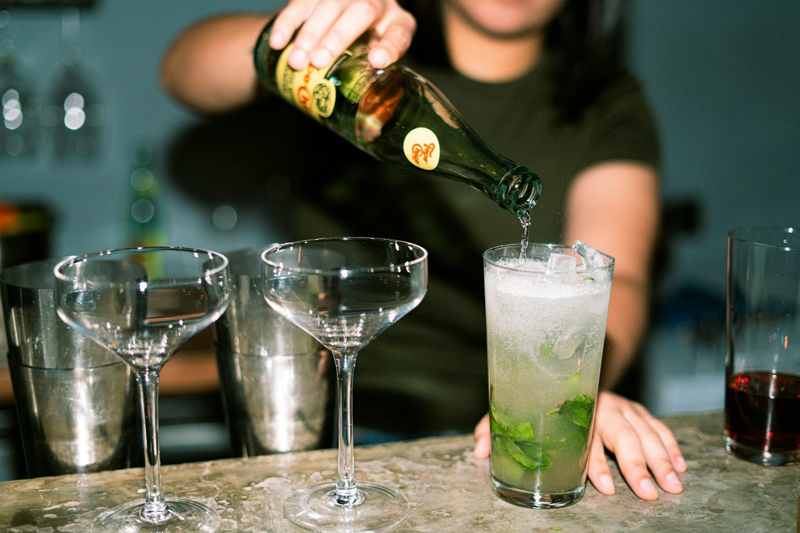 Bartender bruger is fra isterningmaskine – driftsomkostninger